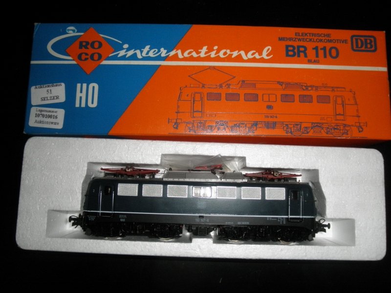 ROCO 4135A DB HO GAUGE ELECTRIC ENGINE OB: Roco #4135A DB HO gauge BR110 European electric locomotive: powered (untested), other very nice features, original box, very nice details, very nice color scheme.