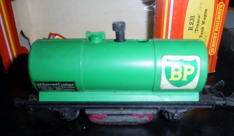 HORNBY BP HO GAUGE TRACK CLEANING CAR OB: Hornby BP HO gauge tracking cleaning tank car: cleaning pad, other very nice features, original box, very nice details, very nice color scheme.