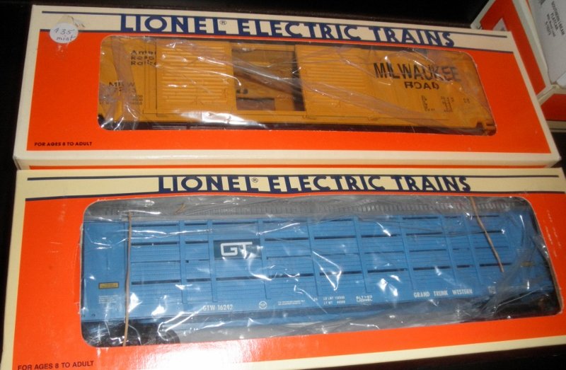 LIONEL MIDWESTERN O GAUGE FREIGHT CAR LOT OB: Two (2) Lionel O gauge freight cars: metal wheels, knuckle couplers, #16242 Grand Trunk autocarrier car with screens, #17223 Milwaukee Road double door box car, other very nice features, original boxe