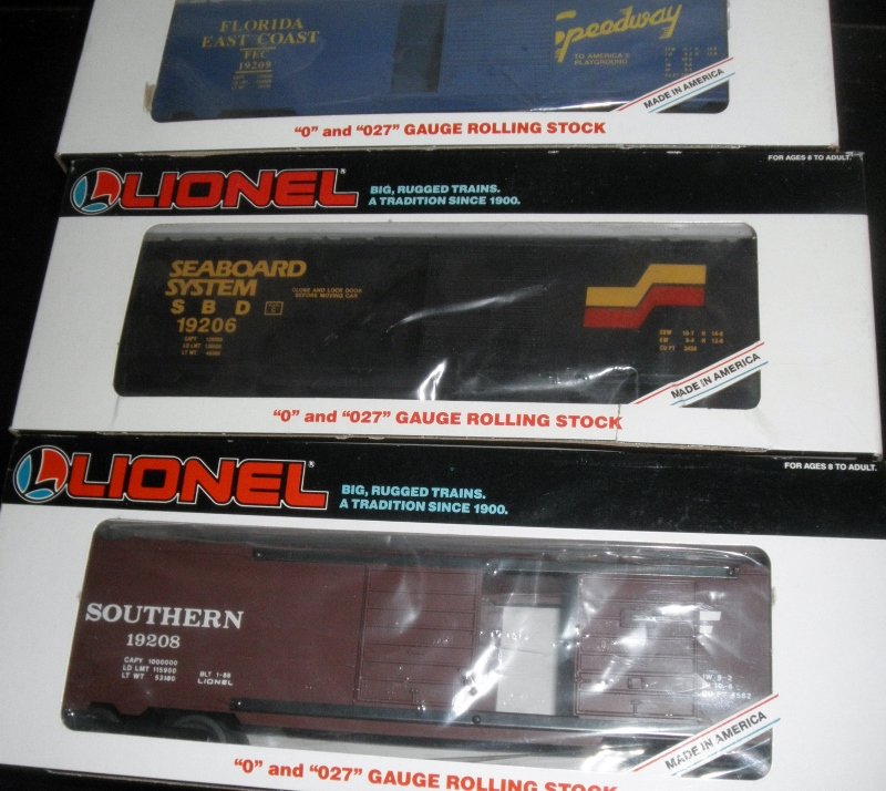 LIONEL SOUTHERN RAILWAYS O GAUGE BOX CAR LOT OB: Three (3) Lionel southern railways O gauge box cars: metal wheels, knuckle couplers, #19206 Seaboard, #19208 Southern double door, #19209 Florida East Coast, other very nice features, original box, ve