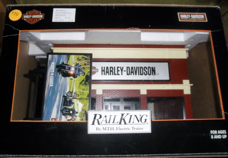 MTH 30-90111 HARLEY DAVIDSON O GAUGE DEALERSHIP: MTH #30-90111 Harley Davidson O gauge dealership building: lighted (untested), other very nice features, original box, very nice details, very nice color scheme.