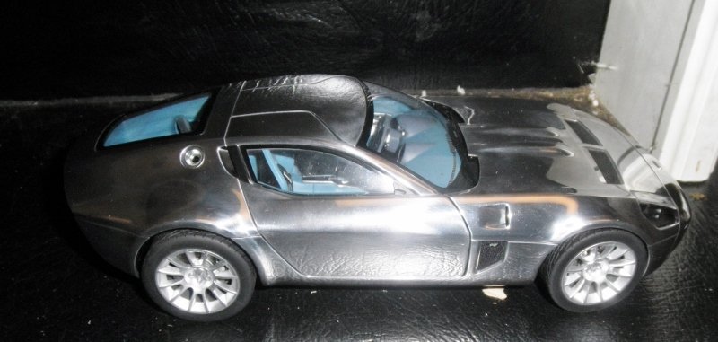 AUTO ART 1/18 SCALE FORD SHELBY CR1 CONCEPT CAR: Auto Art 1/18 scale Ford Shelby CR1 concept car: diecast construction, serial number 0476, other very nice features, no box, side mirrors must be reattached, very nice features, very nice color scheme