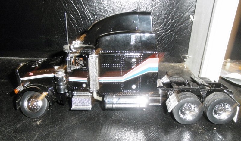 FRANKLIN MINT 1/18 SCALE BLACK PETERBILT TRACTOR TRUCK: Franklin Mint 1/18 scale black Peterbilt tractor truck: diecast construction, other very nice features, no box, missing a smoke stack (the other must be reattched), one airhorn must be reattached, loo
