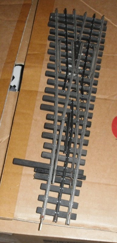 ROSS O GAUGE (3-RAIL) 072 LEFT HAND SWITCH: Ross O gauge (3-rail) 072 left hand switch: silver rails, wood-like ties, other very nice features, no box, very nice details, very nice color scheme.