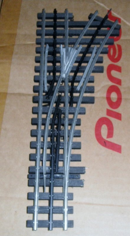 ROSS O GAUGE (3-RAIL) 042 RIGHT HAND SWITCH: Ross O gauge (3-rail) 042 right hand switch: silver rails, wood-like ties, other very nice features, no box, very nice details, very nice color scheme.