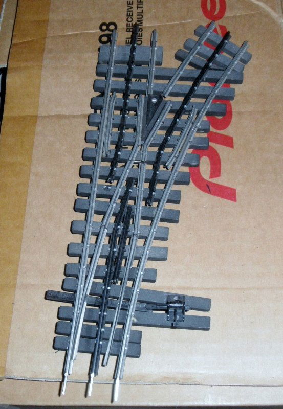ROSS O GAUGE (3-RAIL) 036 RIGHT HAND SWITCH: Ross O gauge (3-rail) 036 right hand switch: silver rails, wood-like ties, other very nice features, no box, very nice details, very nice color scheme.