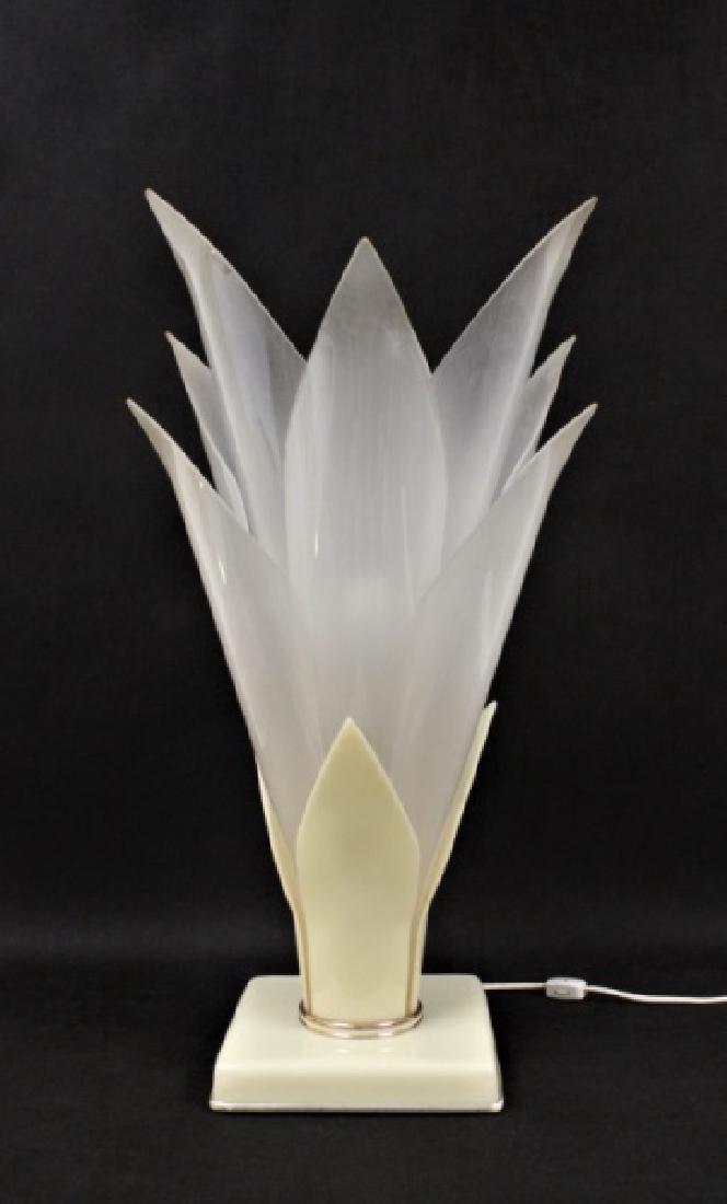 MCM Vintage Rougier Lucite Palm Form Table Lamp: Mid Century Modern Lucite palm tree form table lamp believed to be made by Rougier (label missing). Very good condition (small crack to top of base, see photos). Measures 16"dia x 25"t.