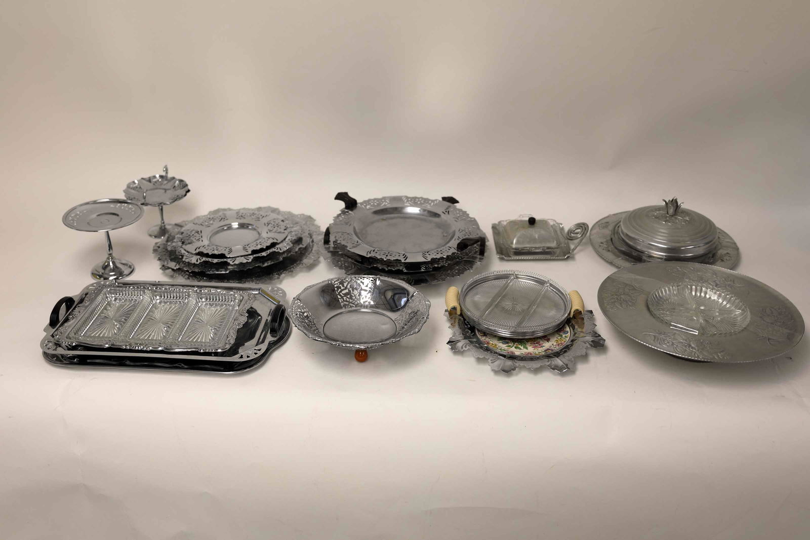 (20) Art Deco Chrome & Bakelite Farberware Servers (1 of 3)