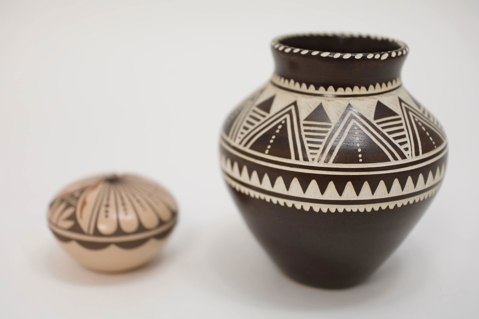 (2)pc Native American Pottery,southwest & Iroquois