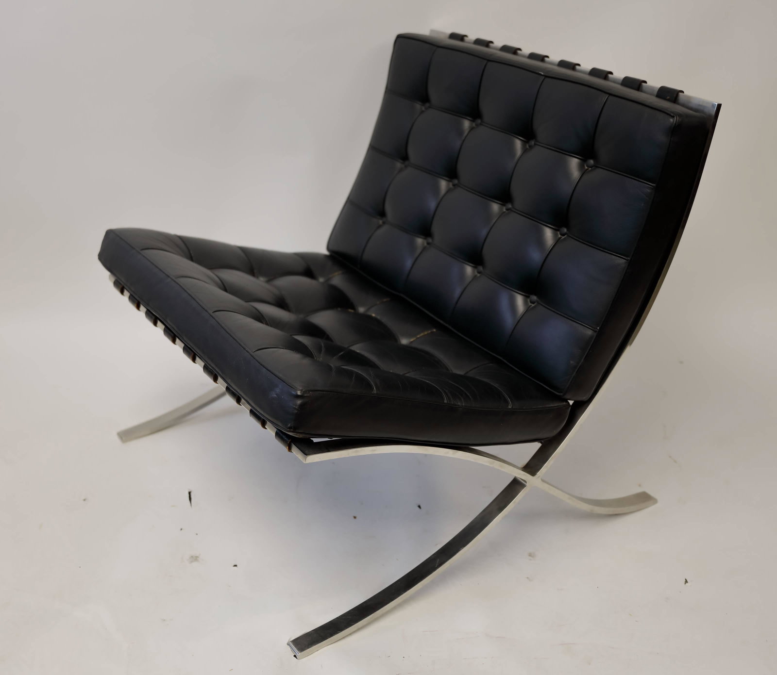 Knoll International Van der Rohe Barcelona Chair: Ludwig Mies van der Rohe design Barcelona chair with leather upholstery and polished stainless steel frame. Made by Knoll International. Excellent condition, Frame strap has loose stitching on one cor