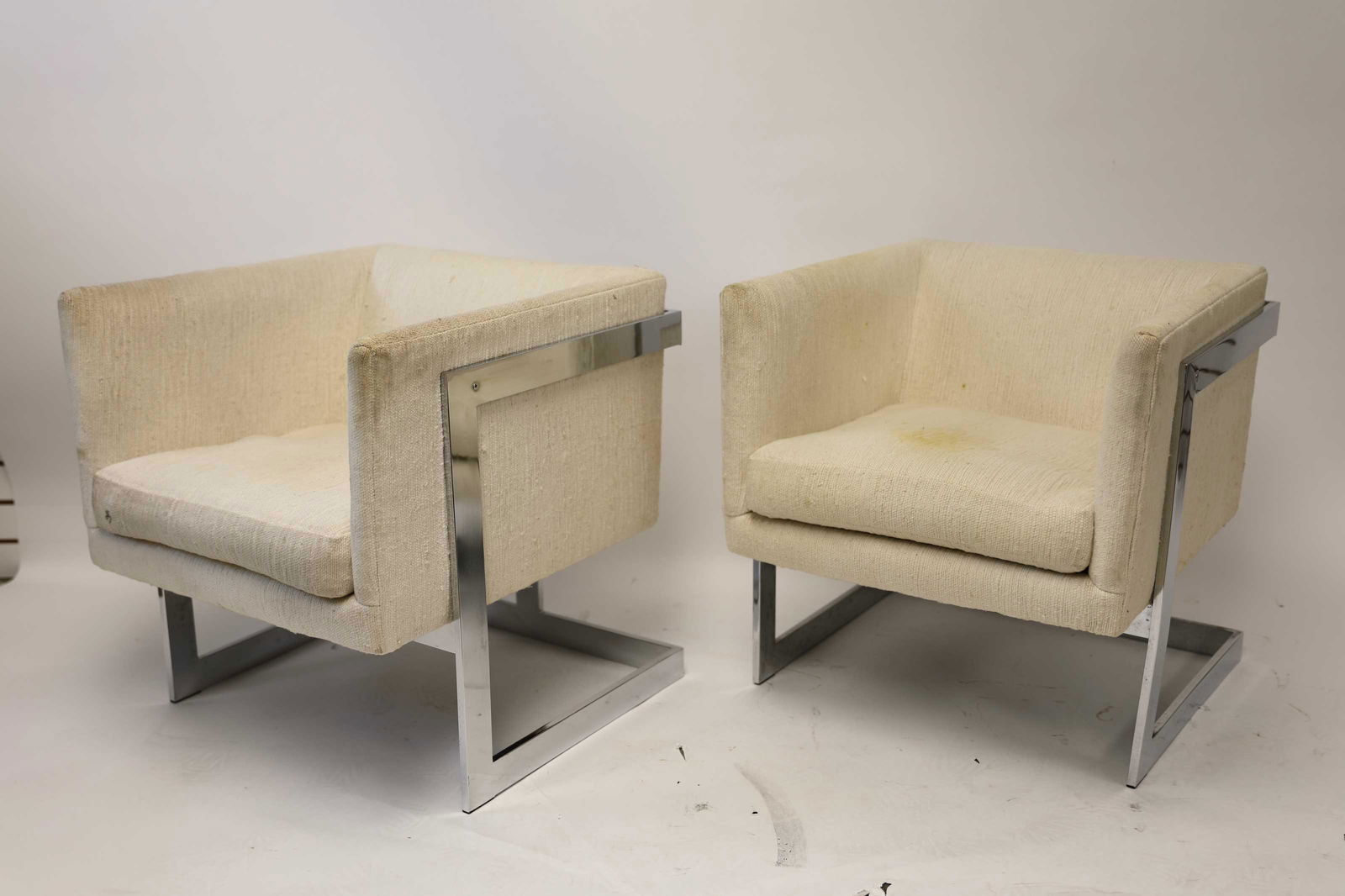 Pr Thayer Coggin Milo Baughman T-Back Cube Chairs: Pair of vintage chrome frame Thayer Coggin for Milo Baughman T-Back cube chairs. Frames are in excellent / very good condition, Original fabric requires deep cleaning. Measure 24.5" x 20" x 25.5".