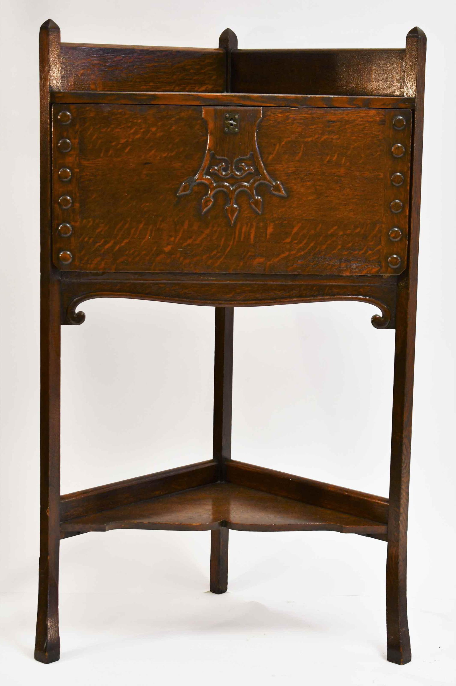 Arts & Crafts Mission Oak Tilt-down Corner Desk: Arts & Crafts era Mission Oak corner desk. tilt-down desk top with lock and concealed internal compartments behind. Early transitional desk shows Art Nouveau influences. Excellent condition. Measures 