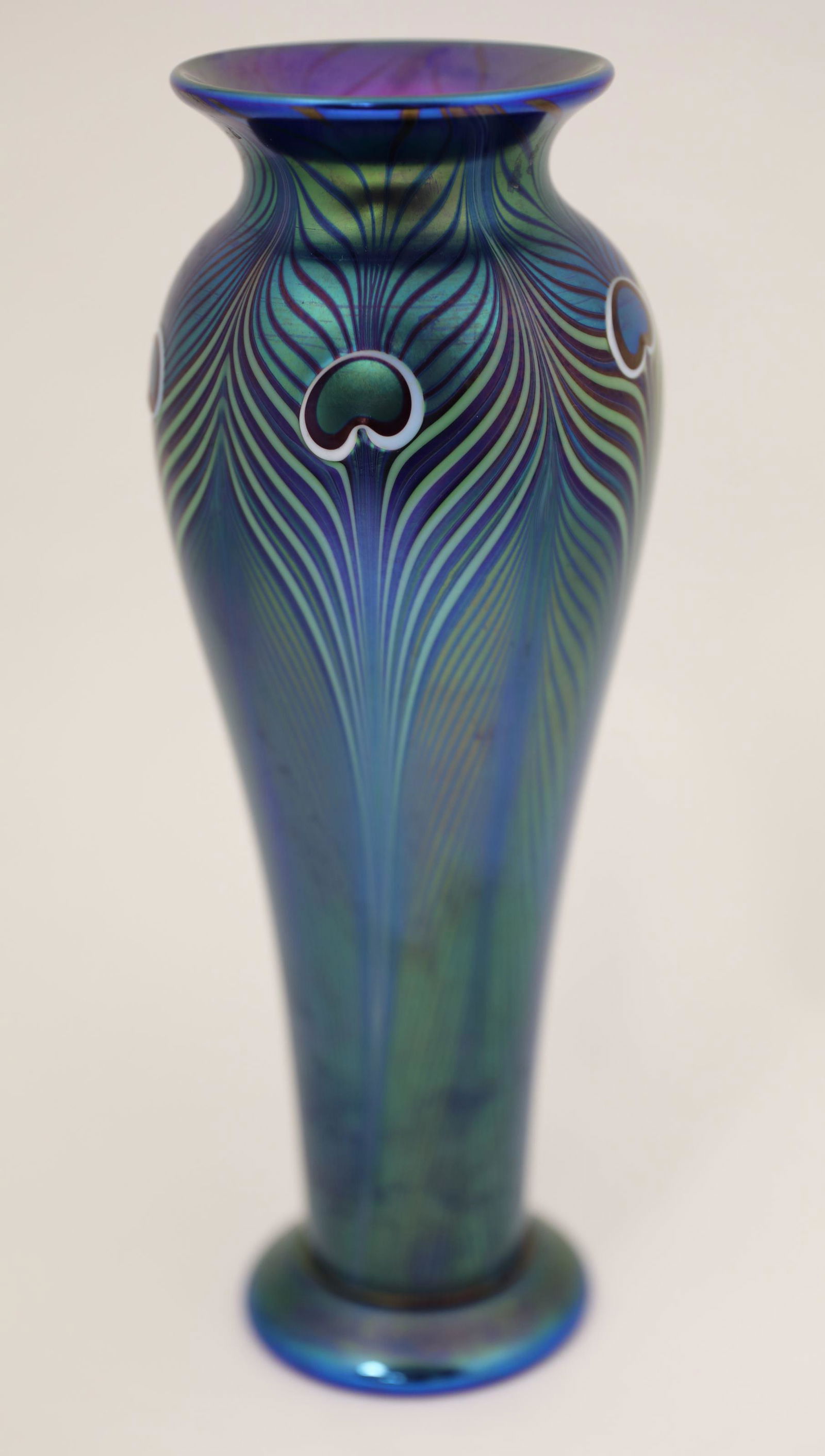 Orient & Flume Irridesant Art Glass Feather Vase: Orient & Flume Blue irridesant peacock art glass vase by Scott Beyers. Excellent condition. Measures 5" diai x 12.25".
