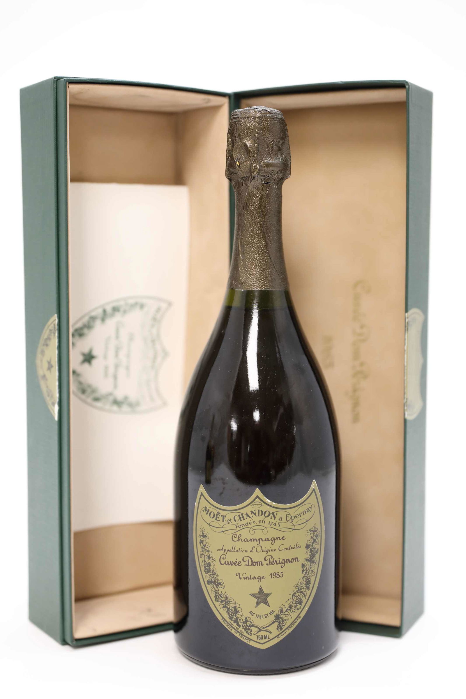 Vintage 1985 Cuvee Dom Perignon Collectors Bottle: Vintage 1985 Cuvee Dom Perignon collectors bottle and box. 750ml, with wire seal. Excellent condition.