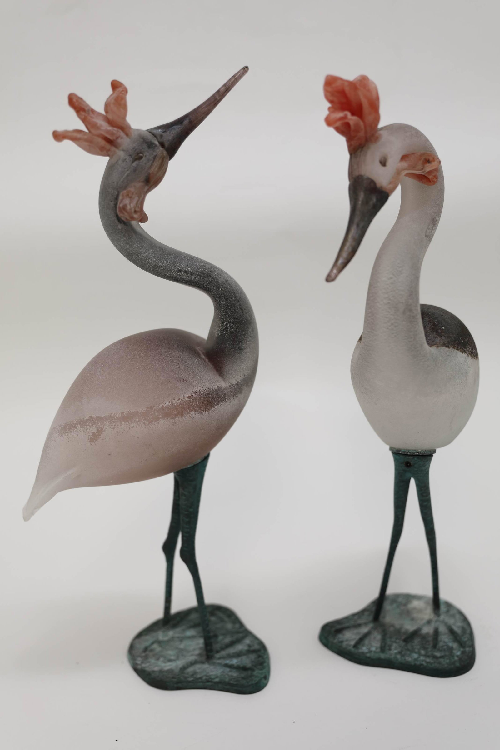 Pr Luigi Mellara Murano Scavo Glass & Bronze Birds: Pair of Vintage Luigi Mellara (Murano, Italy) art glass Scavo finish birds mounted on bronze footed bases. Excellent condition. Measure 9" x 5" x 17".