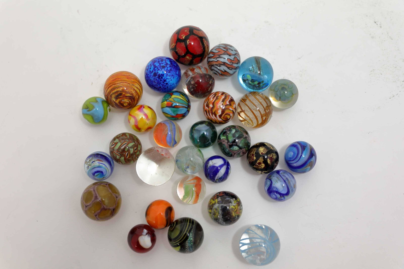 (30) Various Artist Signed Art Glass Marbles: (30) Various Artist Signed and some unsigned Art Glass Marbles. Excellent condition. Measure approx .75" to 1.5" dia.
