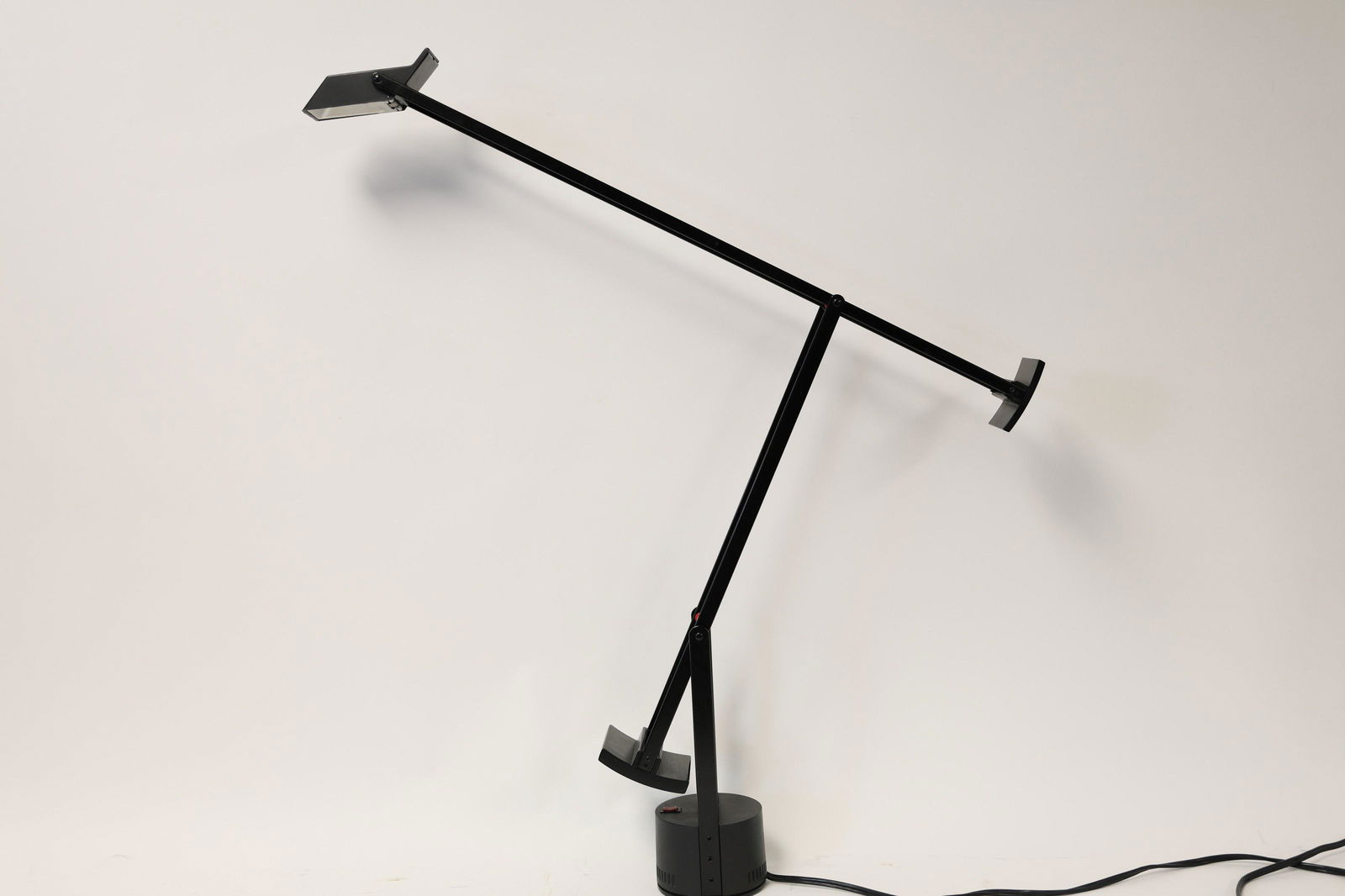 Richard Sapper for Artimede 'Tizio' Desk Light: Richard Sapper for Artimede 'Tizio' desk light. Black finished articulated lamp with label on base. Excellent condition. Base measures 4.5" dia