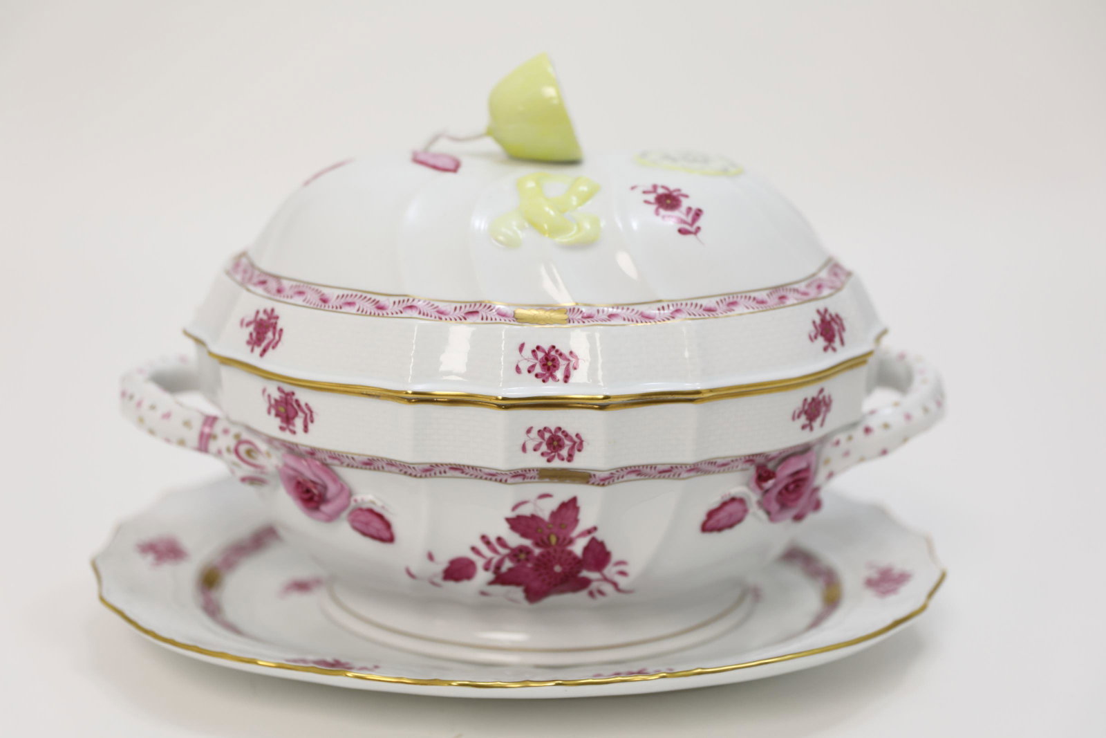 Herend porcelain Chinese Bouquet Tureen & Platter: Herend porcelain "Chinese Raspberry Bouquet" pattern handled tureen "101h" measures 13" x 8" x 9" with lemon finial. Matching platter "1103". Measures 13.25" x 9.5". Both in excellent condition.