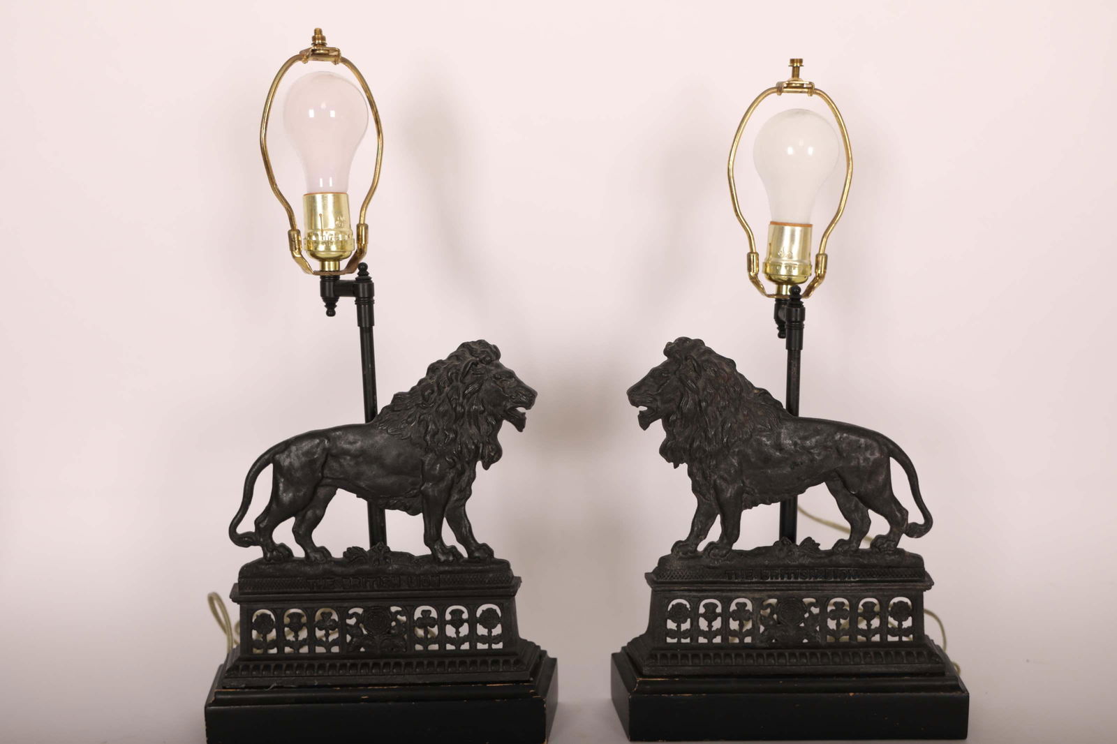 Pr Vintage Cast Iron British Lion Sculptural Lamps (1 of 20)