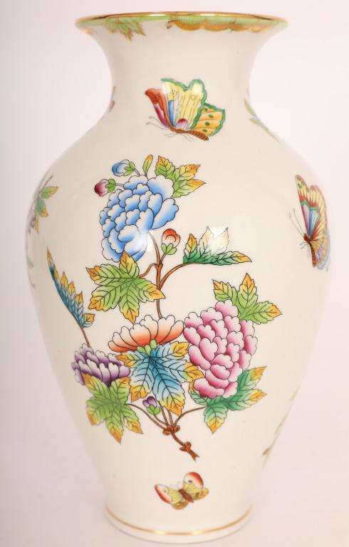 Herend Hungary Porcelain Queen Victoria Vase (1 of 8)