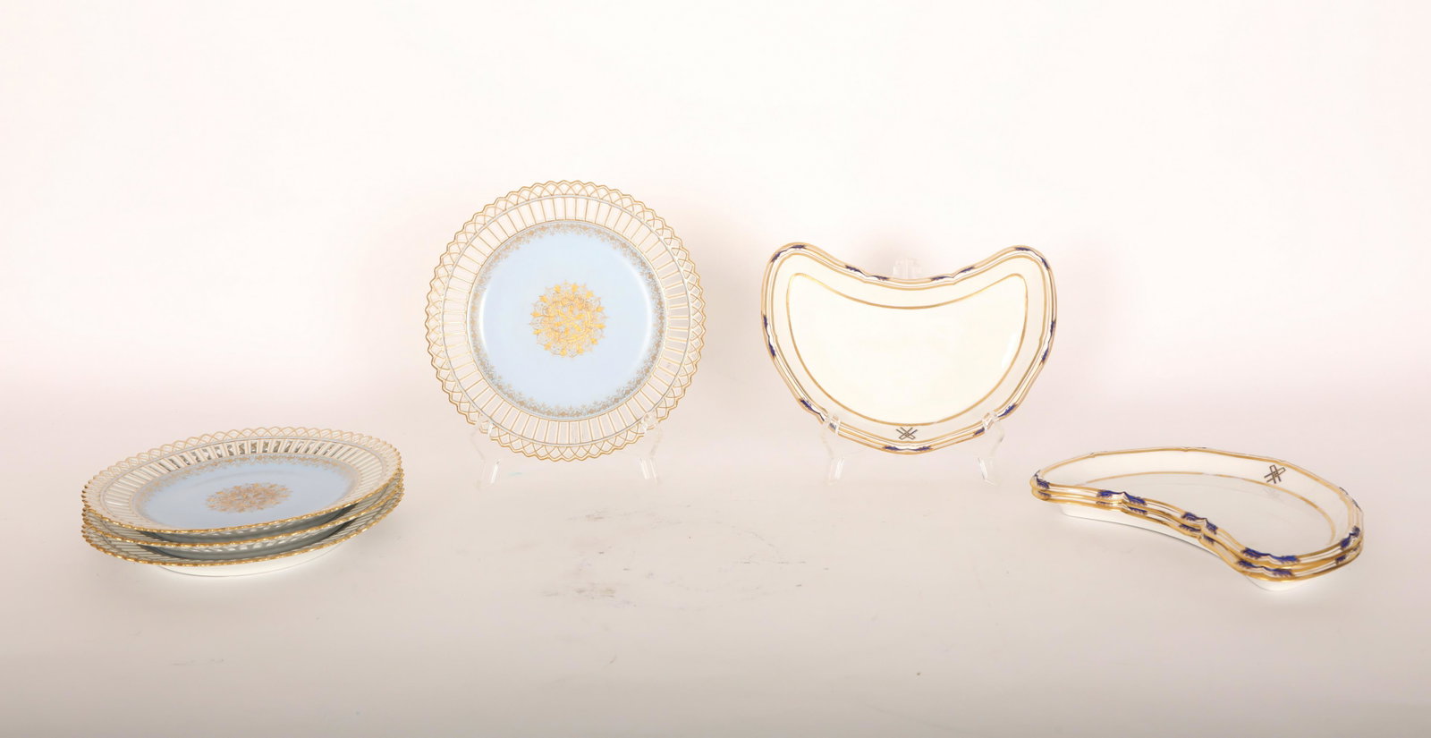 7pc Davis Collamore CakePlates & Spode Bone Dishes: 7 Piece porcelain china set of (4) Davis Collamore cake plates with a reticulated edge and (3) Spode Copeland's bone dishes. All marked on bases. Excellent condition. Spodes measure 9" dia. x 5.5", ca