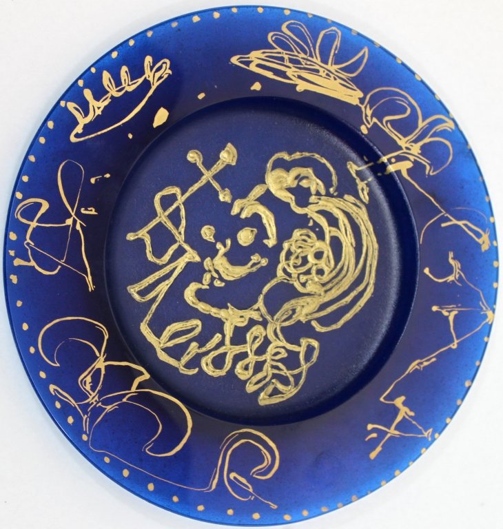 Salvador Dali for Daum Blue Patte De Verre" Plate": Salvador Dali Daum (France) Patte De Verre" art glass plate titled "Triomphale". Blue with fired gold highlights. Comes with a certificate and is numbered 54/2000" Measurements: 10.5dia" Artist: Daum,
