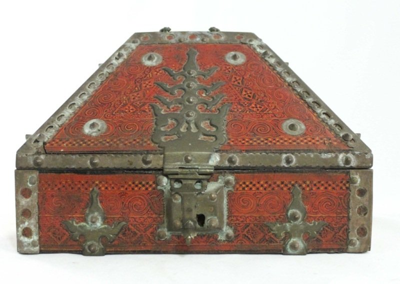 Traveling Buddhist Alter Oriental Prayer Box: Painted wood and bronze detailed traveling Buddhist alter. Measurements: 12" x 9" x 8.5" Style: Early 20th Century