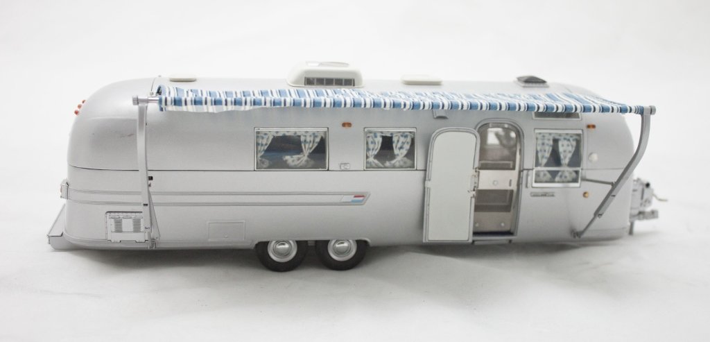 1968 Franklin Mint Airstream Land Yacht Limited E: 1968 Franklin Mint Airstream International Land Yacht Limited Edition. 1:24 Scale Franklin Mint Precision Model. Weighs 5 lbs and Measures 15 in. Excellent condition including awning, hand crank, scre