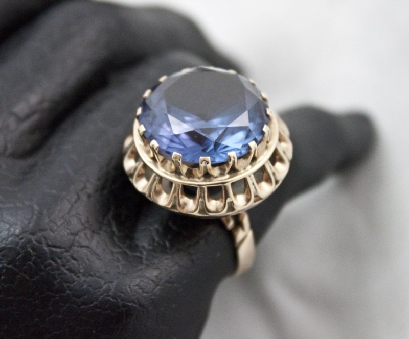 14k Gold Cocktail Ring w/ Iolite Gemstone: 14k Gold cocktail ring with large iolite gemstone. Small break to gold on band. Measurements: Size 6 Period: 6 dwt Artist: 14k