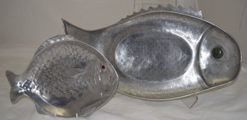 2 Large Arthur Court Aluminum Fish Platters c1975: 2 Large Arthur Court aluminum fish platters with semiprecious stone eyes and finely detailed hand embossing on the largest Grouper platter measuring 24.5" x 13" x 2.25", the smaller fish platter measu