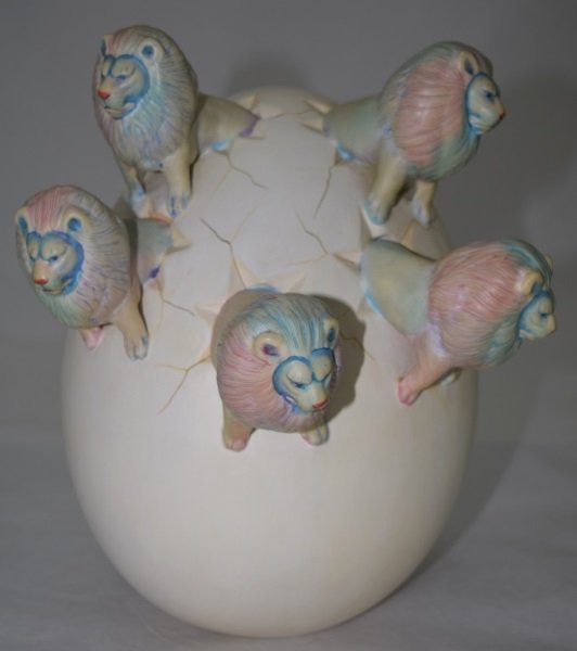 Sergio Bustamante 5 Lions in an Egg: Sergio Bustamante 5 lions sitting in an egg. Whimsical art piece in excellent original condition 8" x 8" x 10.5"