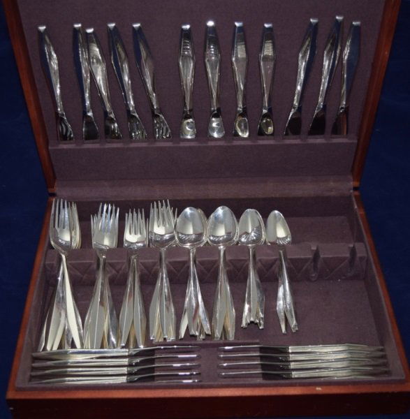 Reed & Barton Gio Ponti Sterling Set Diamond 72 pc: Modernist Reed & Barton Sterling Flatware Set in Diamond Pattern lot includes; 12 Teaspoons, 6 1/8". 12 Dessert / Oval Soup Spoons, 6 7/8" . 12 Individual Salad Forks, 7". 12 Forks, 7 1/2". 12 Modern