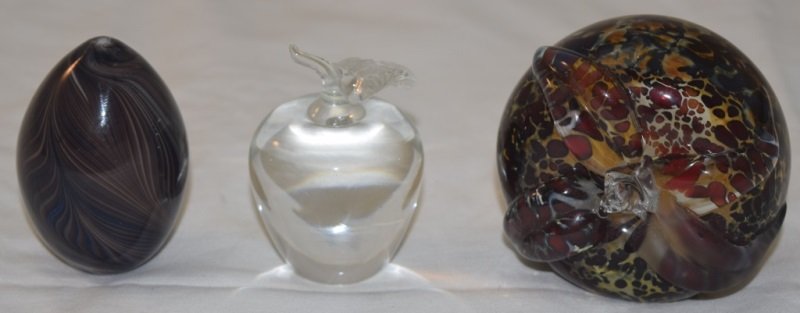 2pcs Vitrex Art Glass & Audrey Handler sg Apple: 2 Pieces Vitrex Art Glass and Audrey Handler signed apple. 3" dia & 1.5" dia x 2.5"