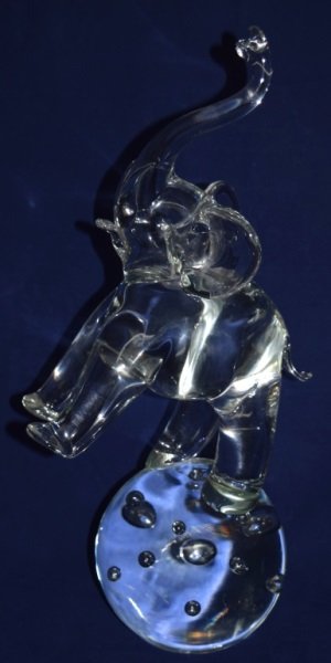 Licio Zanetti Murano Art Glass Elephant on a Ball: Licio Zanetti Murano art glass sculpture of an elephant balancing on a ball. 7" x 5" x 17"