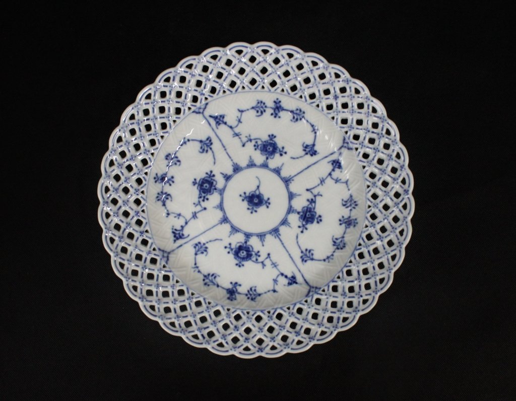Royal Copenhagen Blue Fluted Full Lace Plate.: Royal Copenhagen Denmark Blue Fluted Full Lace Plate. Designed by the art director and designer Arnold Krog in 1888, painted with cobalt blue pigment on white porcelain. Stamped and numbered 1098. Lik