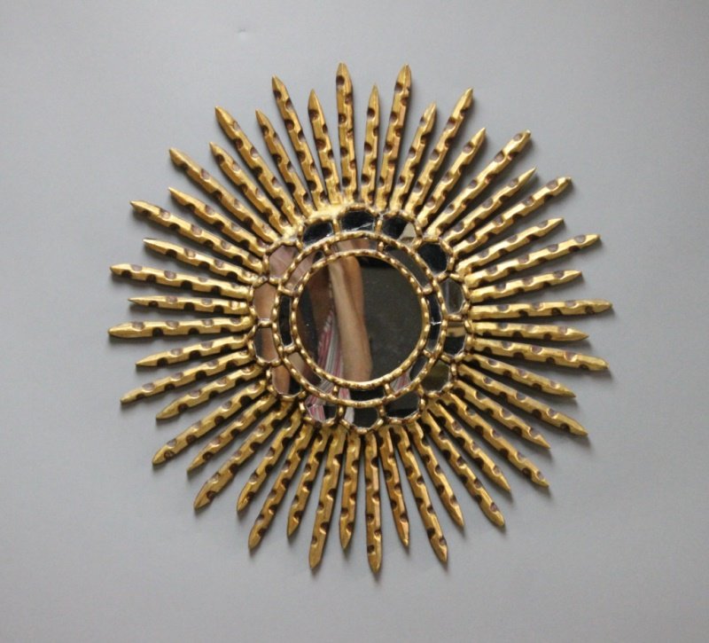 Vintage Italian Carved & Gilt Wood Sunburst Mirror: Mid Century Modern, Hollywood Regency Italian wood 'Sunburst' wall mirror. Hand carved and gold gilted with 23 mirror surfaces. Very good condition, with some cracking to mirrored pieces (see photos).