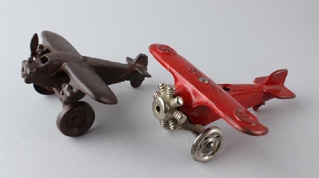 2 Cast iron Airplanes Hubley (1 of 4)