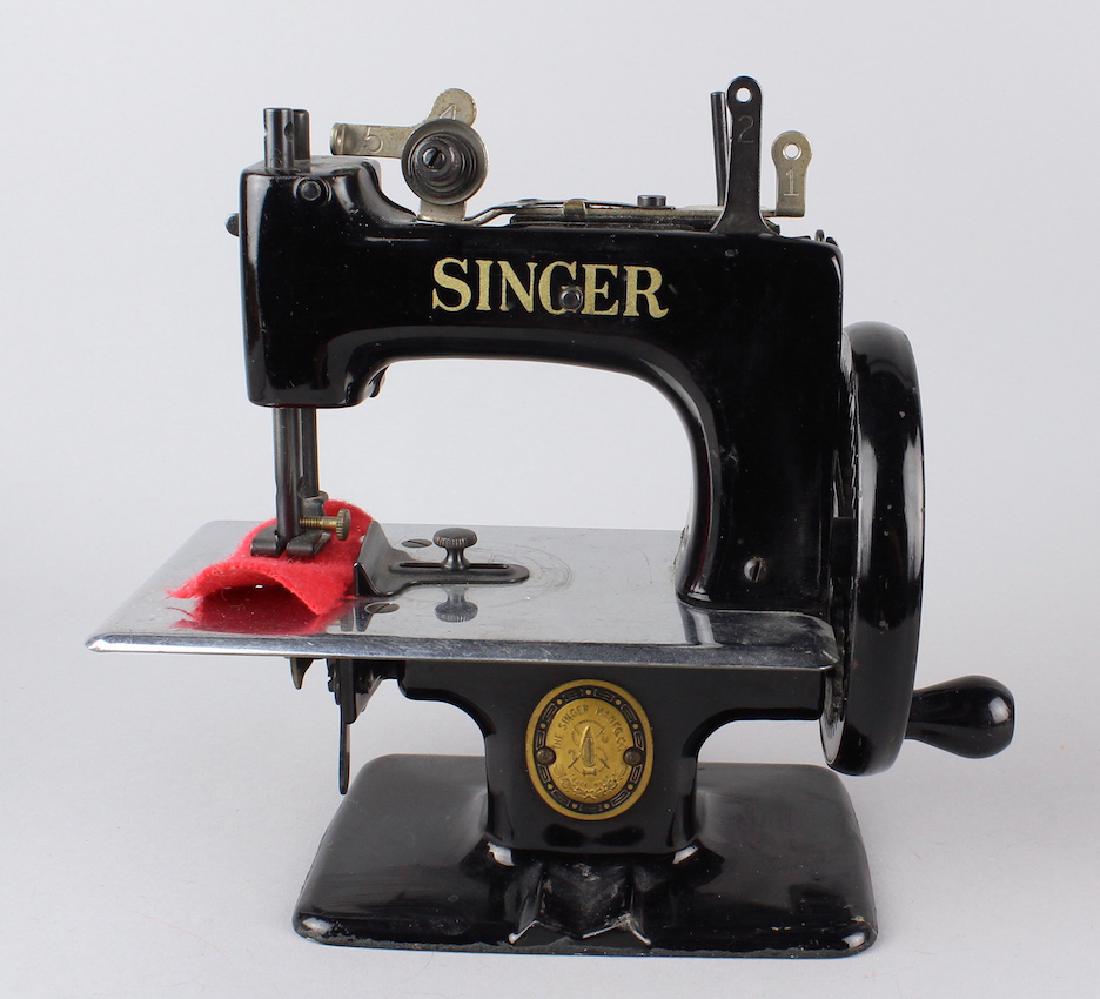 Singer Miniature Sewing Machine Hand Crank (1 of 3)