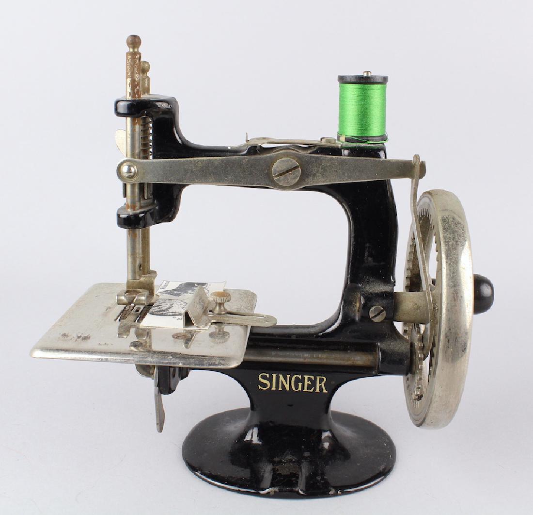 Singer Miniature Sewing Machine Hand Crank (1 of 3)