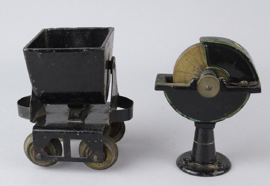 Marklin Cast Iron Grinder & Carlisle & Finch Ore Car (1 of 3)