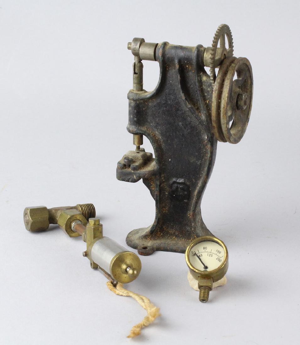 Marklin Cast Iron Press Machine & Gauges (1 of 3)