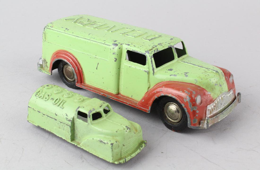 Renwal Metal Delivery Trucks (1 of 3)