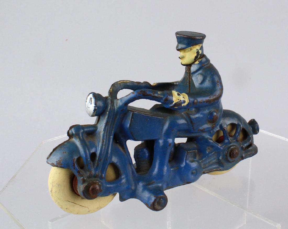 Hubley/AC Williams Cast Iron Motorcycle Cop (1 of 3)