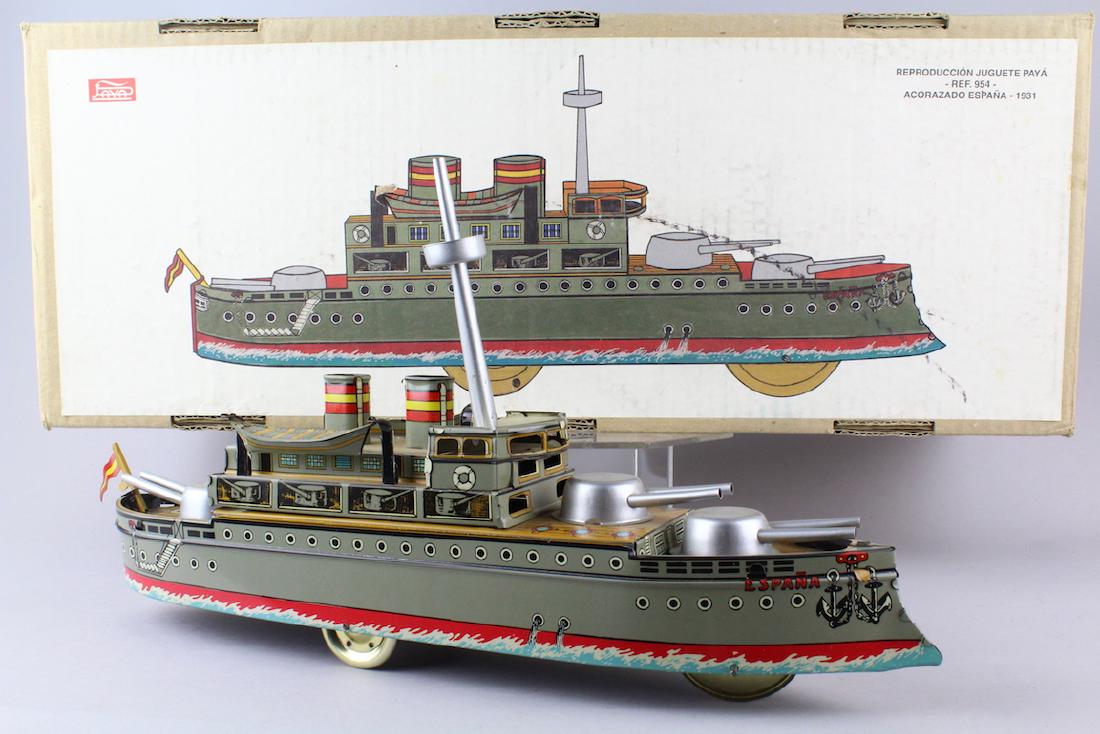 Paya Tin Espana Battle Ship In Box: Paya Tin Espana Battle Ship In Box. Large well done contemporary (c.1990) ship made in Spain.