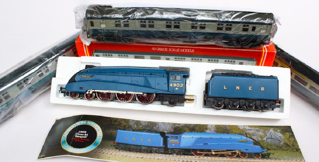Hornby Seagull Engine & 3 Passenger Cars (1 of 4)