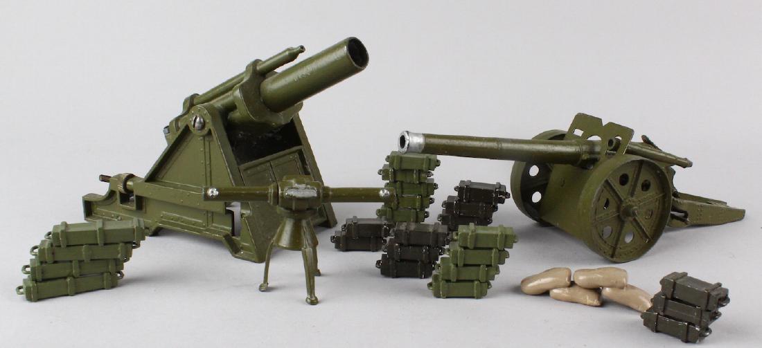 Britains #1264 Naval Gun & Heavy Howitzer: Britains #1264 Naval Gun & 18\" Heavy Howitzer Artillery with weights and sandbags. Excellent.