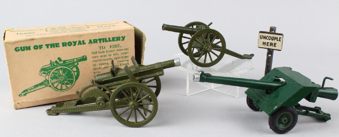 Britains Gun Of the Royal Artillery in Box & Howitzer: Britains Gun Of the Royal Artillery in Box, Howitzer, cannon and sign.