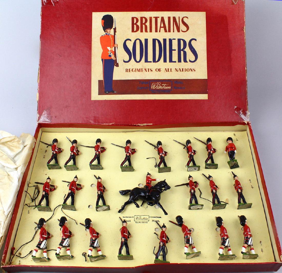 Britains 1323 Royal Fusiliers Sussex &: Large Britains set 31323 Royal Fusiliers Royal Sussex Reget. and Seaforth Highlanders.