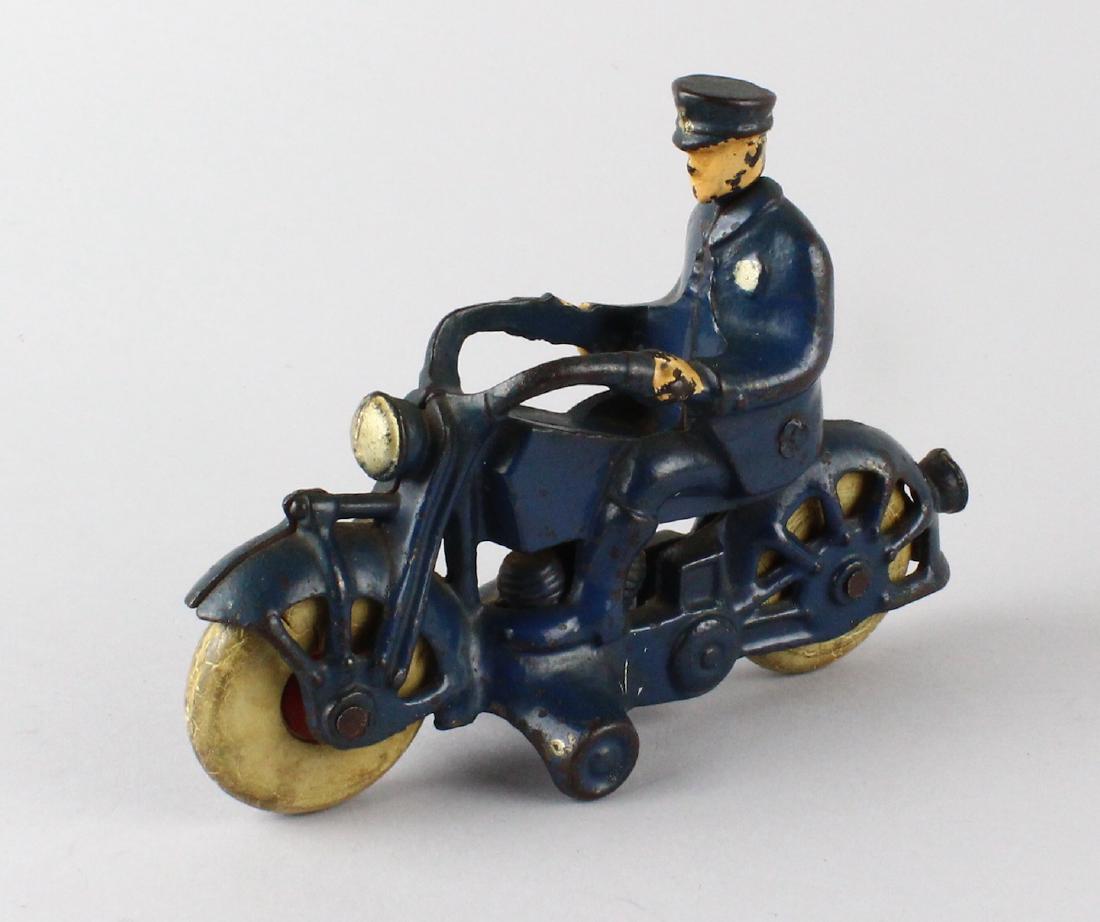 Hubley/Champion Cast Iron Motorcycle Cop (1 of 5)