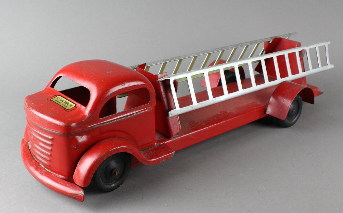Lincoln Pressed Steel Fire Engine Ladder Truck: Lincoln Pressed Steel Fire Engine Ladder Truck. Some old paint retouch on sides.
